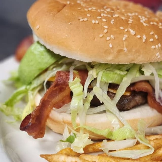 DELUXE BURGER.